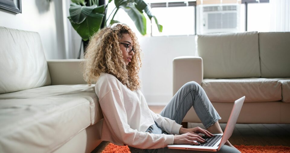 Sesión de terapia online por videollamada desde casa